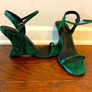 Shoe Dazzle Ivanya 2 Strap Sandals